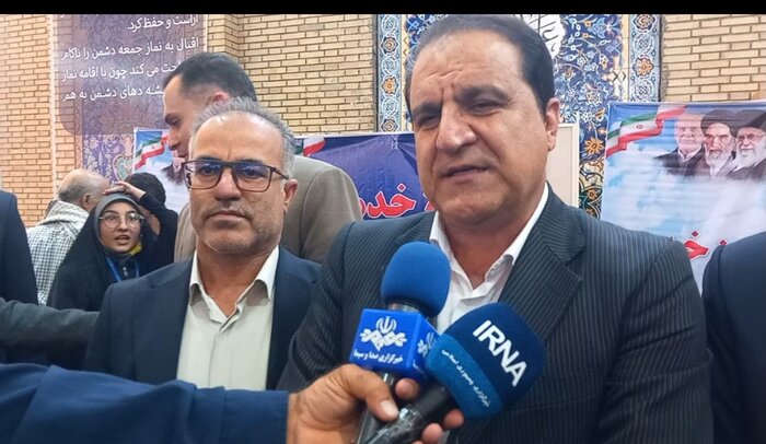 میز خدمت ادارات در مصلای ایلام؛ گرهگشایی از مشکلات مردم در هفته دولت