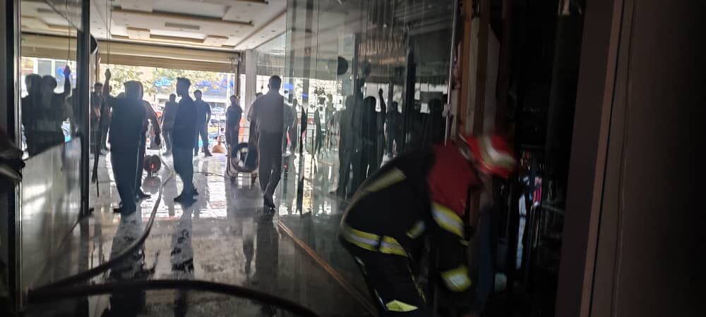 نجات ۱۰ فرد گرفتار آتشسوزی در یکی از پاساژهای ایلام