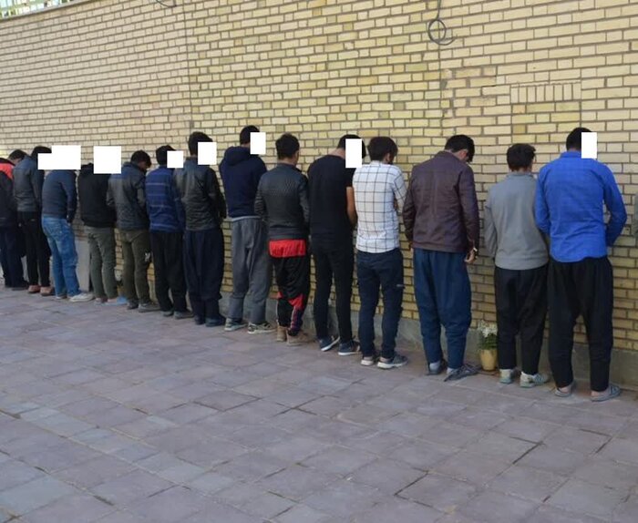 172075630 دستبند پلیس بر دستان سارق کش روزن در شهریار