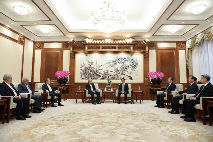 باید در برابر زورگویی کشورهایی که خواهان روابط دوستانه ایران و چین نیستند، ایستادگی کرد باید در برابر زورگویی کشورهایی که خواهان روابط دوستانه ایران و چین نیستند، ایستادگی کرد