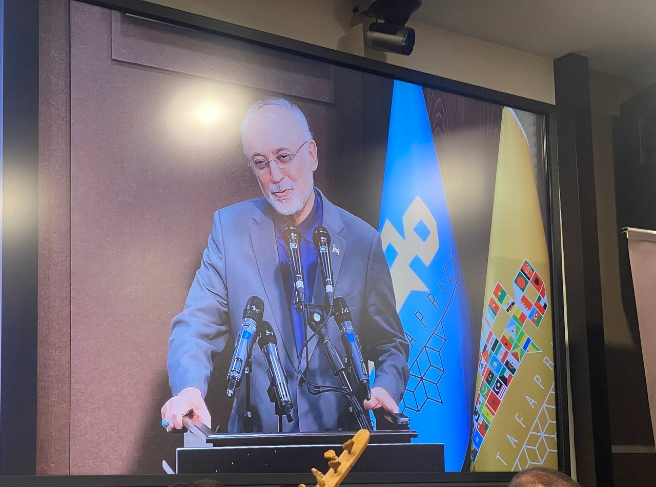 اعطای نشان دانشمند جوان در راستای تشویق نخبگان جهان اسلام است