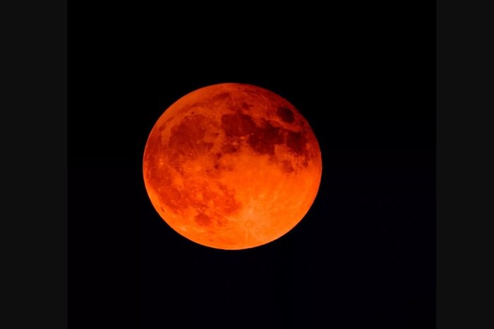 وقتی چهره سیمگون ماه به سُرخی می‌گراید