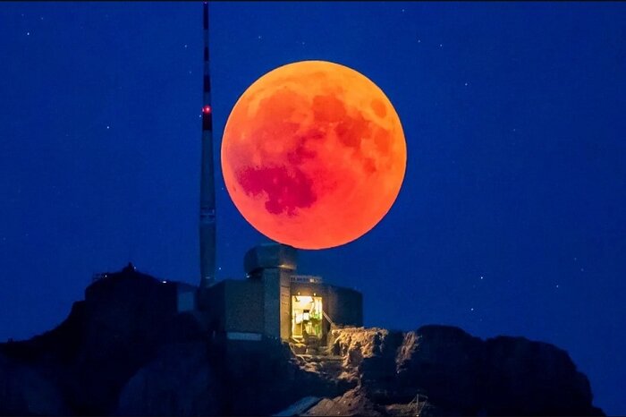 وقتی چهره سیمگون ماه به سُرخی میگراید