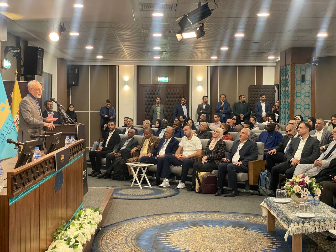 اعطای نشان دانشمند جوان در راستای تشویق نخبگان جهان اسلام است