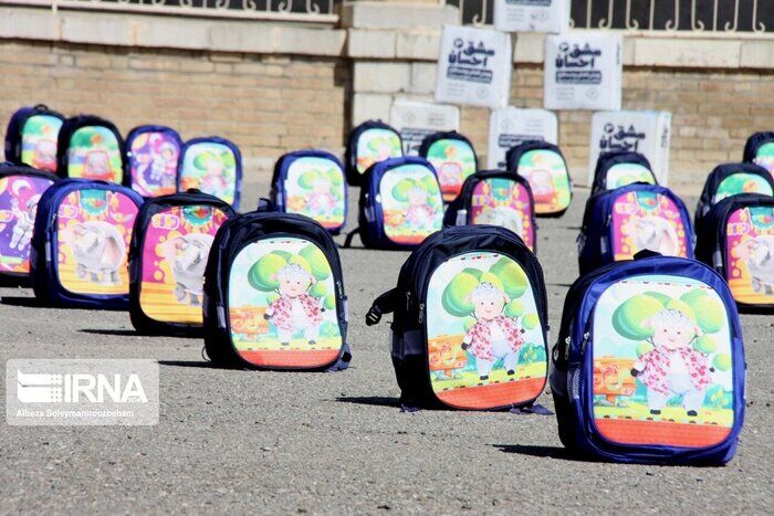 حدود هفت هزار بسته تحصیلی در قم به مناسبت هفته وحدت توزیع شد