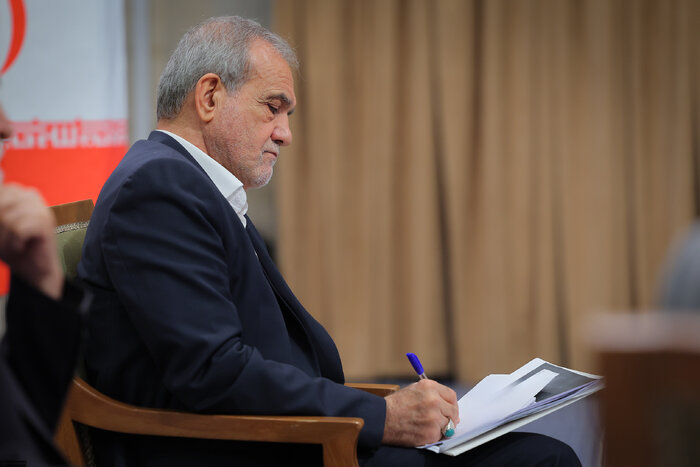 کارنامه پزشکیان در مدیریت حوادث دیماه/ در کنار مردم