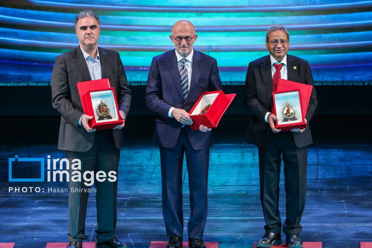 اعطای جایزه مصطفی (ص) ۲۰۲۵ به سه دانشمند برجسته جهان اسلام اعطای جایزه مصطفی (ص) ۲۰۲۵ به سه دانشمند برجسته جهان اسلام