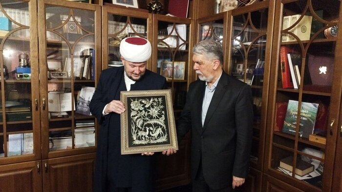 وزیر ارشاد، نماز را با مسلمانان سنپترزبورگ اقامه کرد + فیلم