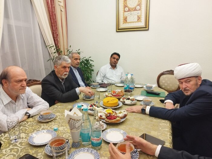 وزیر ارشاد، نماز را با مسلمانان سنپترزبورگ اقامه کرد + فیلم