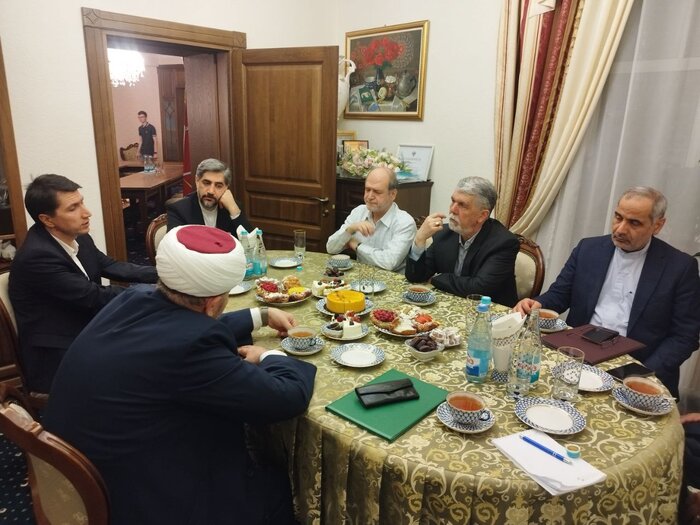 وزیر ارشاد، نماز را با مسلمانان سنپترزبورگ اقامه کرد + فیلم