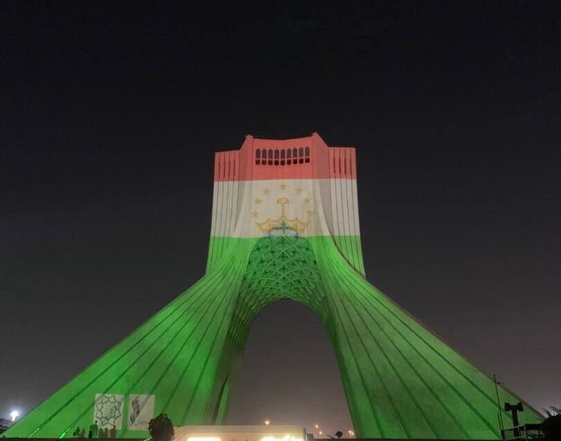 برج‌نگاره پرچم کشور تاجیکستان بر قامت برج آزادی