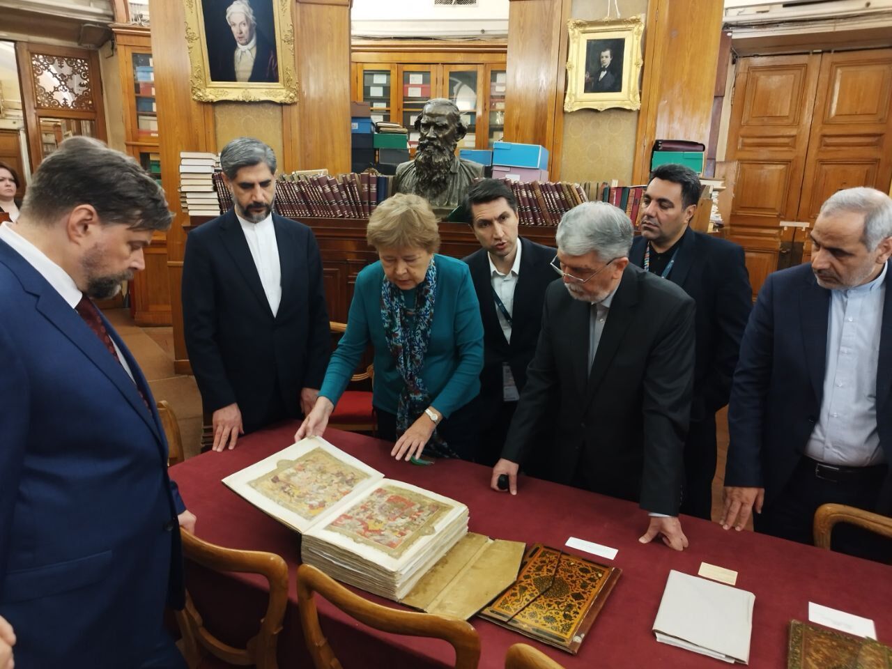 وزير الثقافة: سيتم إعداد فهرس المخطوطات الفارسية في روسيا وزير الثقافة: سيتم إعداد فهرس المخطوطات الفارسية في روسيا