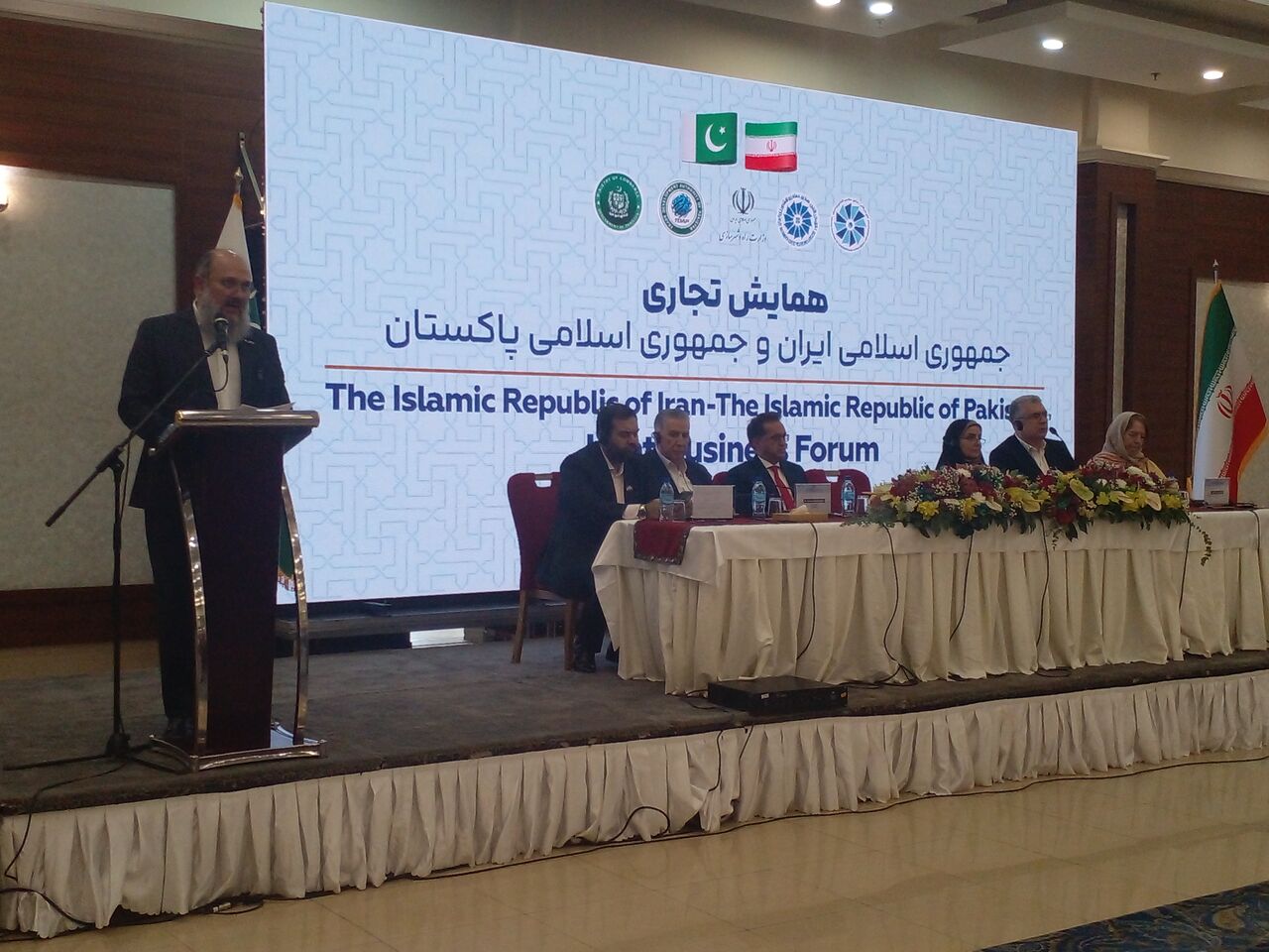 پاکستان به دنبال توسعه روابط اقتصادی با ایران است پاکستان به دنبال توسعه روابط اقتصادی با ایران است