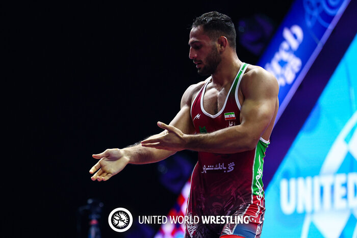 طلای بیرحمانه عموزاد در کشتی قهرمانی جهان در روز بررسی احتمالات صعود تیم ملی والیبال