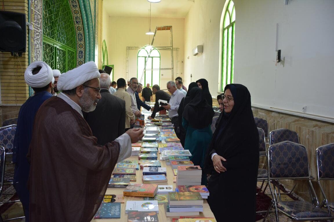 اهدای ۷۰۰ جلد کتاب کودک و نوجوان به کتابخانه‌های عمومی کرمانشاه