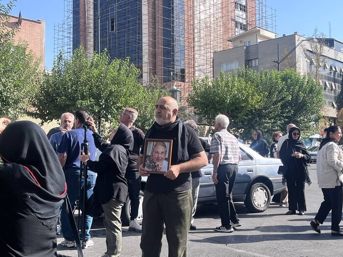 برگزاری مراسم تشییع جنازه ثمینه باغچه‌بان در مدرسه ناشنوایان باغچه‌بان / استاد شفیعی کدکنی و علی ربیعی هم آمدند + تصاویر 2