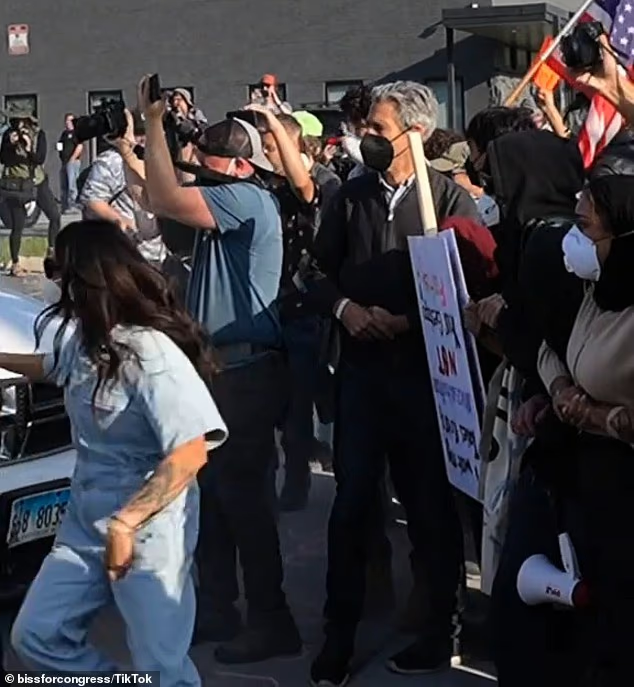 برخورد فیزیکی و حمله با گاز اشکآور به شهردار آمریکایی