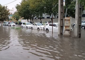 آستارا زیر باران؛ خدمات شهری در تلاش برای تخلیه آب بعضی معابر