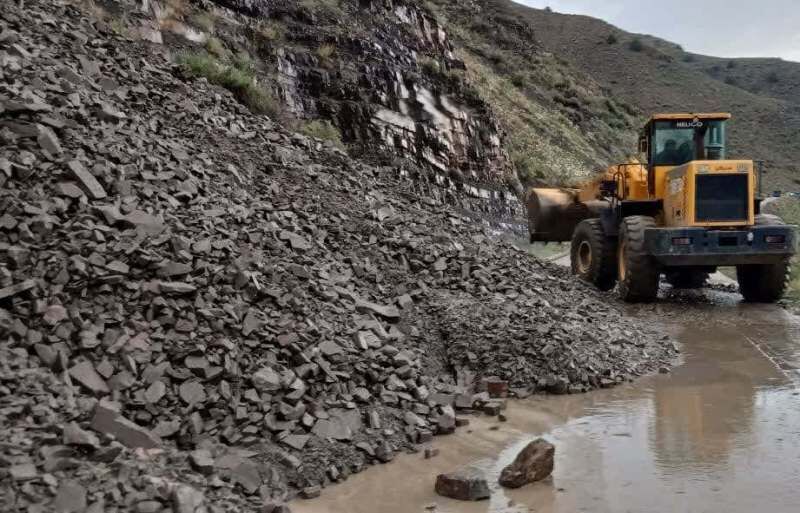 ریزش سنگ در جاده عباس آباد - کلاردشت به دلیل بارش شدید باران+فیلم