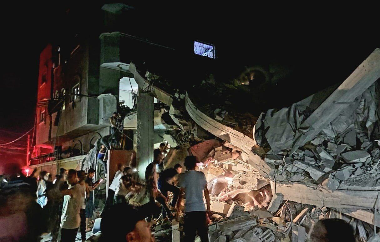 Izraelski napadi na Gazo zahtevali več deset življenj, ciljajo se tudi družinske hiše