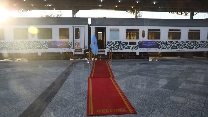 قطار پنج ستاره اهواز- خرمشهر به مشهد به بهرهبرداری رسید