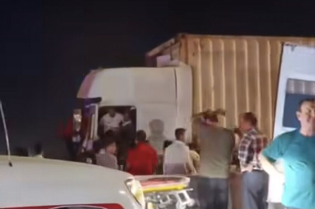 برخورد ۲ دستگاه تریلر در محور بوشهر-برازجان باعث انسداد مقطعی مسیر شد برخورد ۲ دستگاه تریلر در محور بوشهر-برازجان باعث انسداد مقطعی مسیر شد