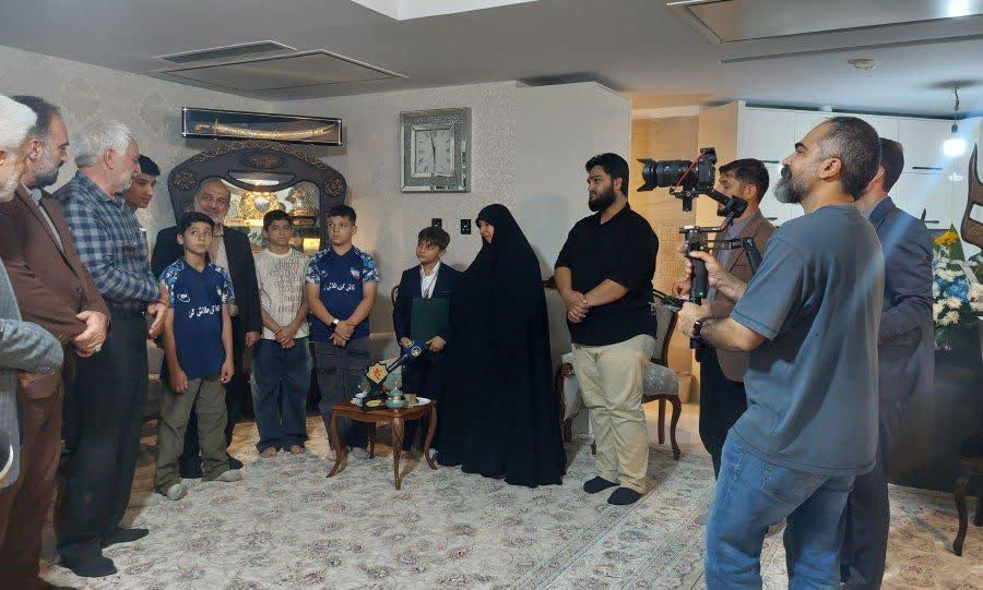 دیدار اعضای کانون کشتی بسیج سپاه محمد رسول الله با خانواده شهید حاجی زاده