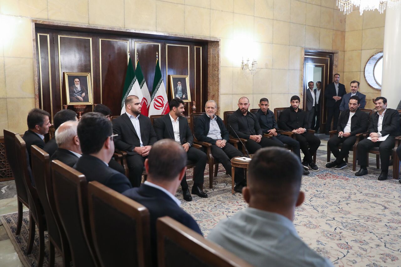 Iranski predsednik Pezeškian poudarja, da se Iran ne bo predal pritisku