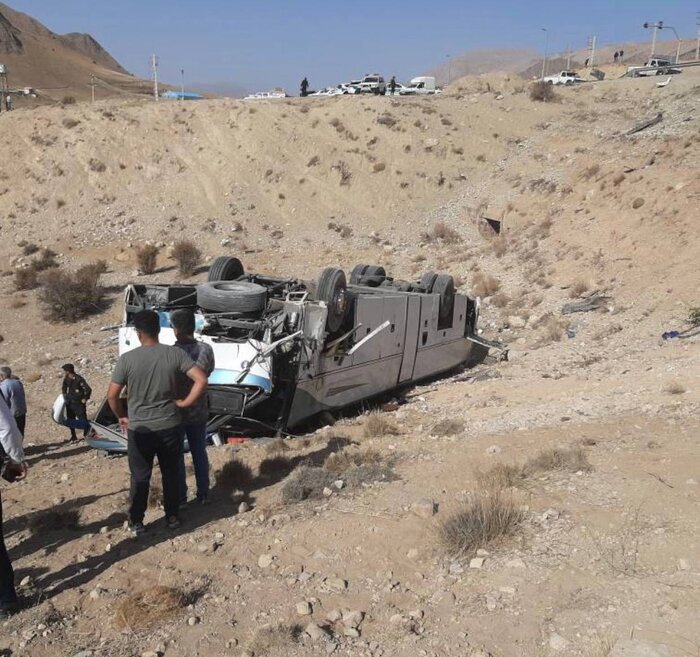 افزایش تعداد مصدومان واژگونی اتوبوس خرم‌آباد - اصفهان به ۱۷ نفر
