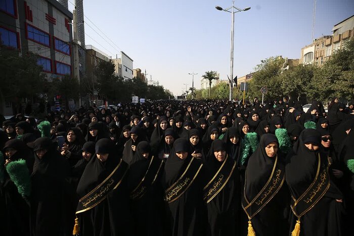 سوگواری خادمان و زایران بانوی کرامت