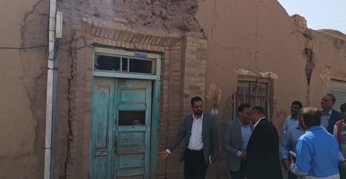 ترک بر تن مسجد جامع زواره پس از زلزله بامداد امروز