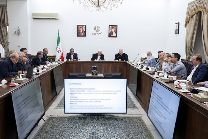 عارف: کشور نیازمند تحول و جهش در تفکر علمی است / طرح جامع دولت برای پیشرفت صنعت الکترونیک 2