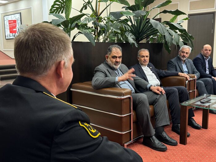 قائد القوات البحرية للجمهورية الإسلامية الإيرانية يزور سانت بطرسبرغ، روسيا، لحضور قمة بحر قزوين