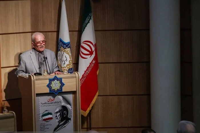 شفیعی کدکنی: همه موظفیم از فرهنگ ایرانی پاسداری کنیم چنانکه ایرج افشار کرد