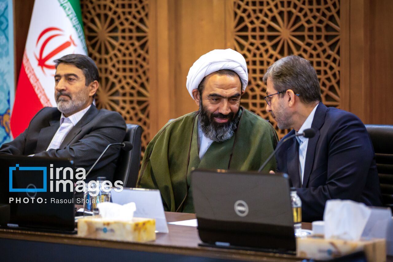 بحران آب اصفهان تا سه ماه آینده چندین استان را درگیر میکند بحران آب اصفهان تا سه ماه آینده چندین استان را درگیر میکند