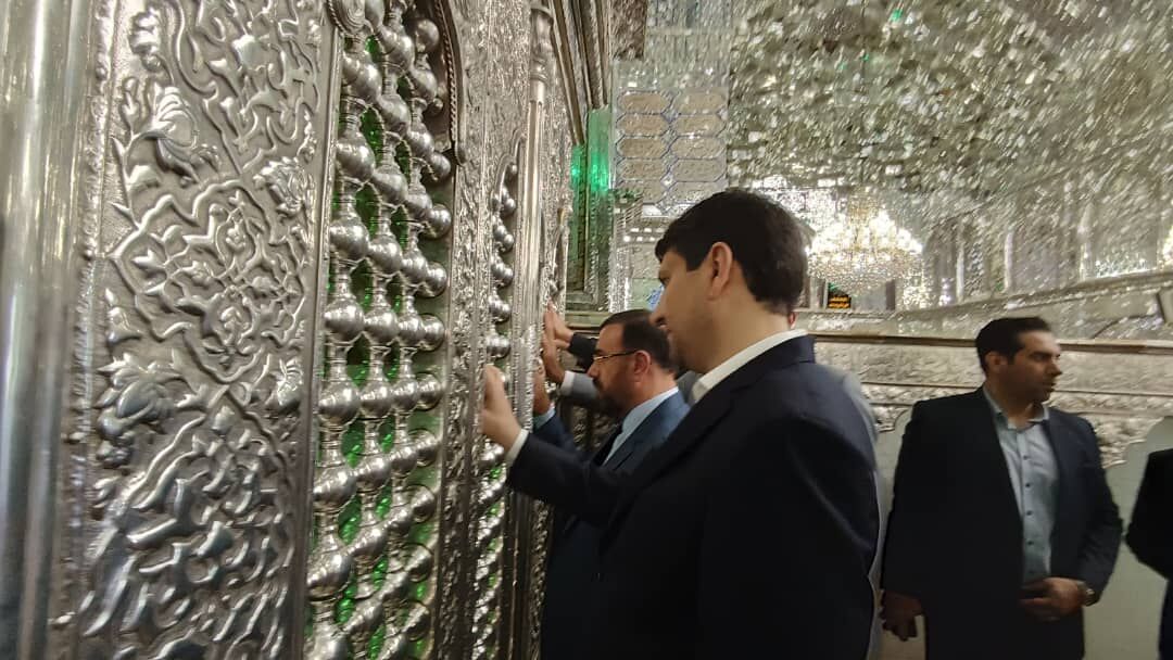 وزیر ارتباطات به حرم پیامبر احمد بن موسی شاهچارغ (AS) رفت