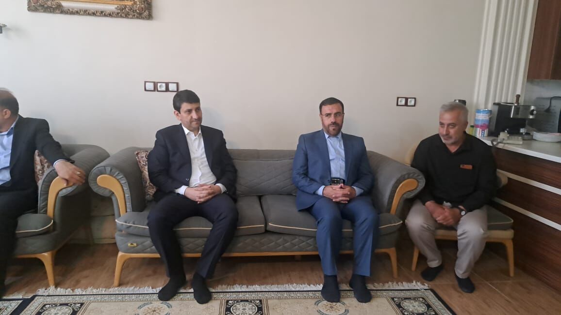 وزیر ارتباطات و فناوری اطلاعات با خانواده 6 روزه شهید ملاقات می کند