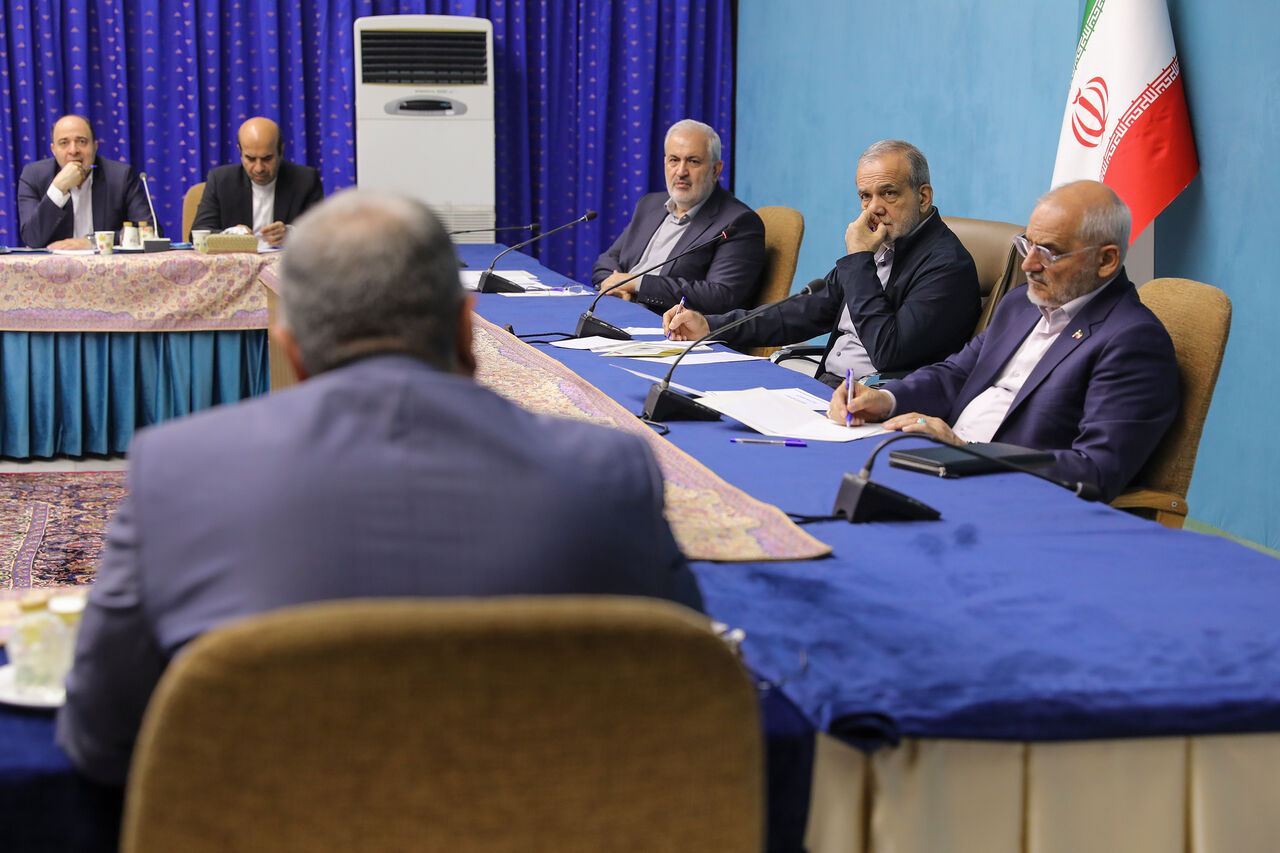 تاکید رئیسجمهور بر تسریع در ساخت نیروگاههای خورشیدی