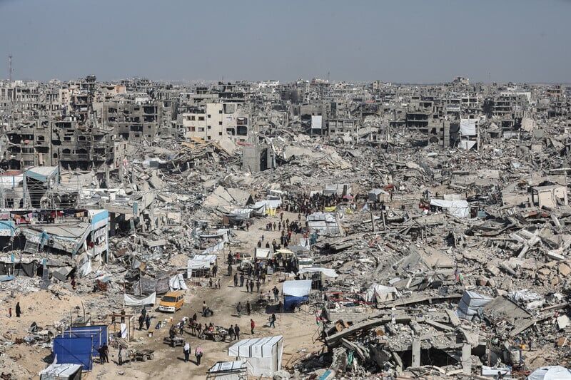 Po prekinitvi ognja v Gazi se krepijo pozivi k mednarodni prisotnosti, Iran pa se sooča z izolacijo.