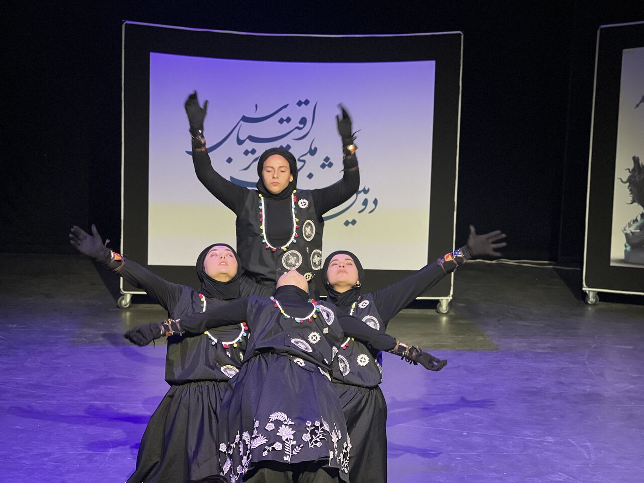 تئاتر باید بوی ایران را بدهد