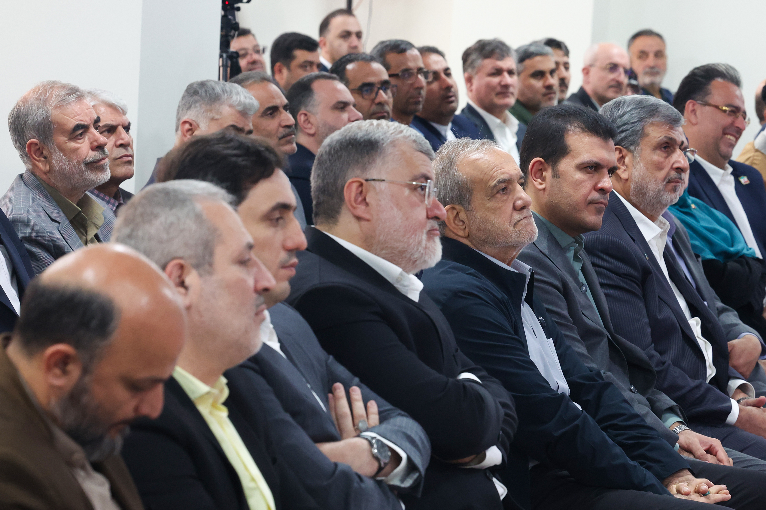 پزشکیان: شکستن قالبهای ذهنی و باور به امکان تغییر، شرط اصلی هر تحول است