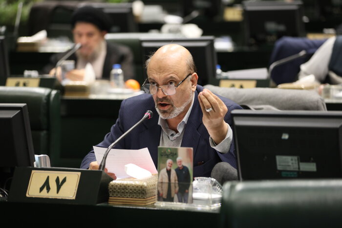 شکاف میان نسل جدید و خانواده موجب کمرنگ شدن نقش تربیتی والدین میشود