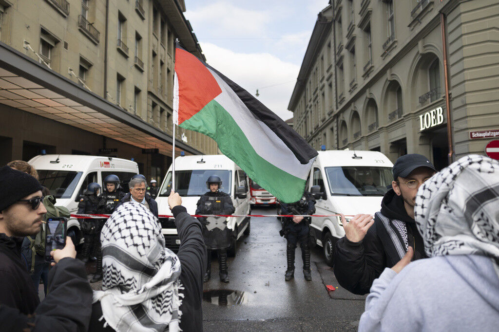 تجمع اعتراضی حامیان فلسطین در سوئیس/۲۰ نفر زخمی و  ۵۳۶ معترض بازداشت شدند 
