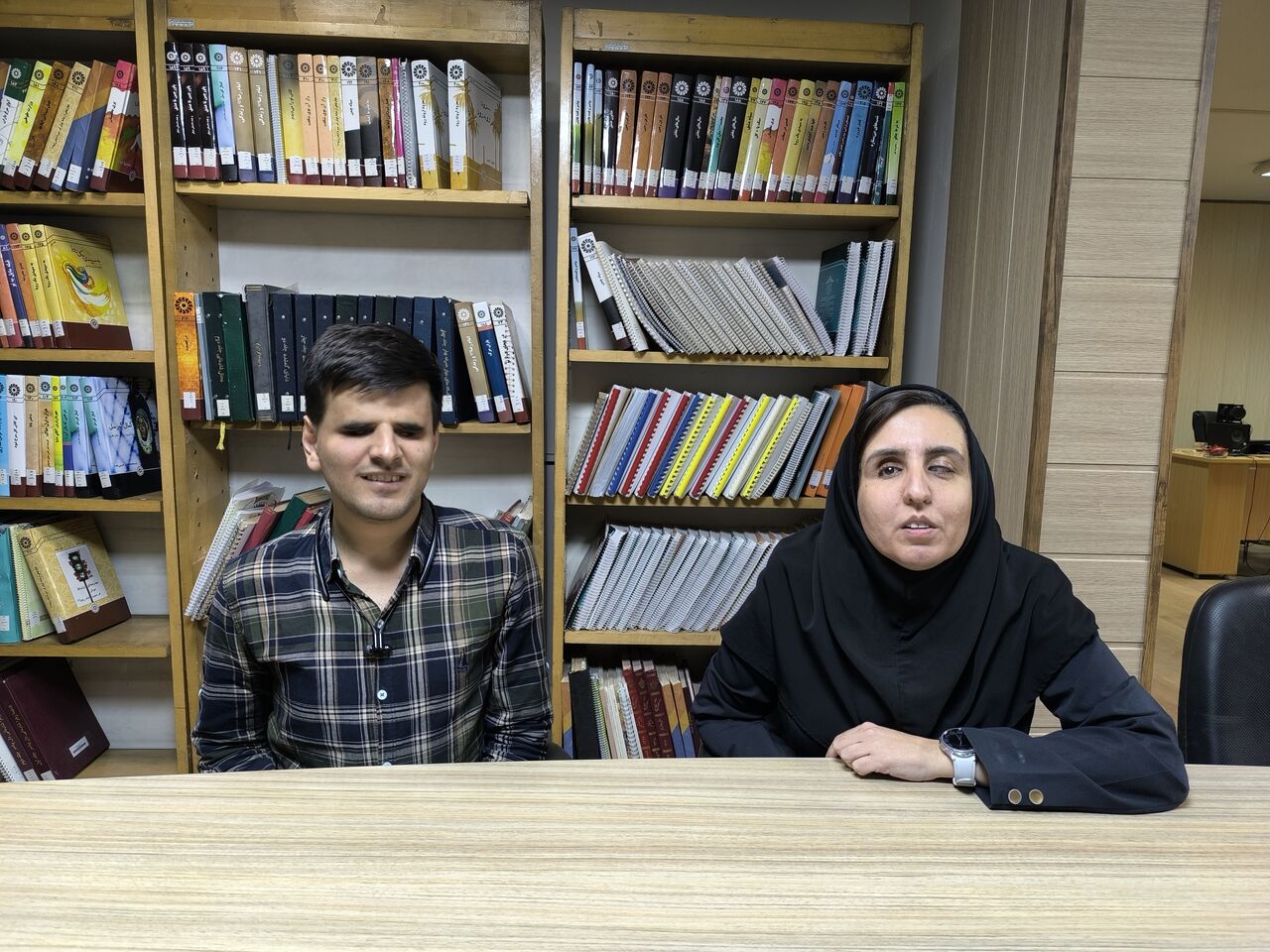 زوجی که با انگشتان خود کتاب پیدا می کنند ؛روشندلانی که خانه نشین نیستند + فیلم