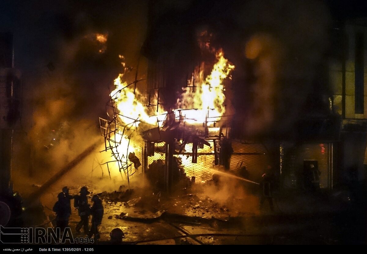 آتش‌سوزی گسترده در چند مغازه تجاری بابل/ ۳۵ آتش‌نشان به محل حادثه اعزام شدند