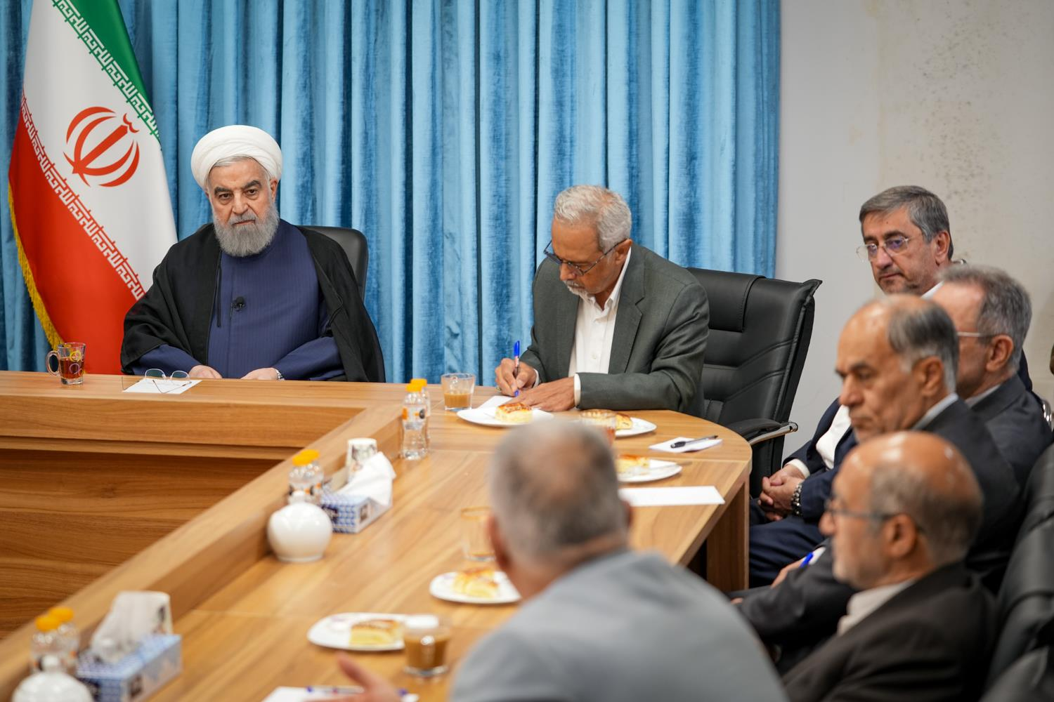 روحانی: ما میتوانیم هم نجنگیم، هم تسلیم نشویم/ باید رشد تورم را متوقف کرد