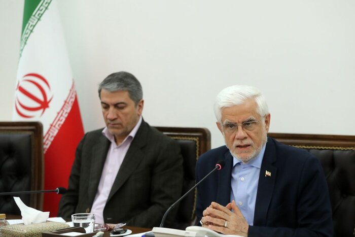 عارف: دولت و نهادهای عمومی یک هدف مشترک دارند/ باید دست ما در برابر دشمن پُر باشد