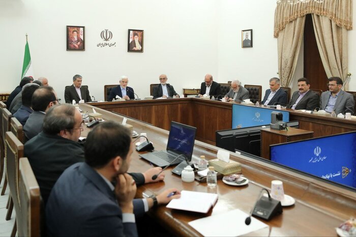 عارف: دولت و نهادهای عمومی یک هدف مشترک دارند/ باید دست ما در برابر دشمن پُر باشد