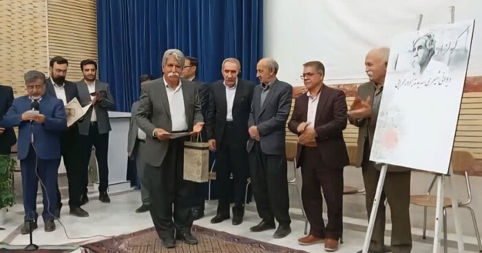 رونمایی از دیوان شعر گولزار/ ادبیات کُردی در دالاهو جان تازه گرفت