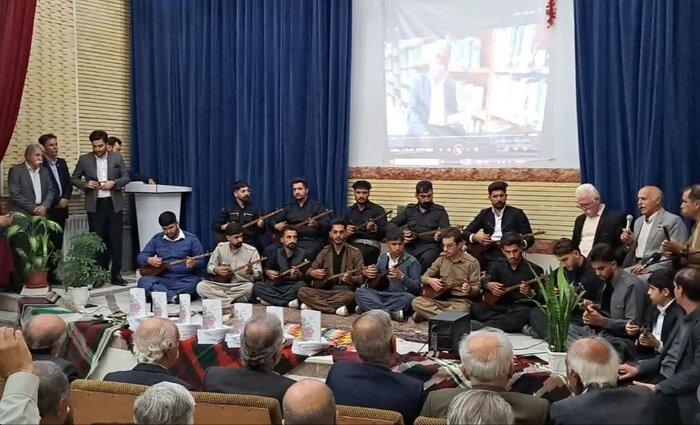 رونمایی از دیوان شعر گولزار/ ادبیات کُردی در دالاهو جان تازه گرفت